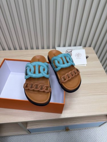Hermes 爱马仕火到不行的情侣款二舅拖 猪鼻子夹角凉鞋拖鞋,搭配各种彩色袜子，潮爆了！ 鞋面：进口牛皮 羊京皮 布面 掌纹皮内里：进口牛皮 羊皮大底：Tpu