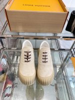 louis Vuitton 24Ss 秋冬新款复古厚底玛丽珍 乐福鞋 可爱十足非常减龄，完全不害怕显腿短，穿上后显得腿又瘦又直，超级推荐！简约好搭超显腿长！ 鞋