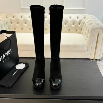 Chanel｜小香秋冬经典款弹力靴 全网最好穿的一款靴子 脚感很舒适 皮质超级柔软 尤其颜色主打秋冬它的出现就是焦点， 秋冬衣橱中任意场合都适用百搭单品！ 鞋面