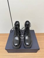 Prada 24Ss普拉达 厚底机车靴！时尚厚底休闲机车马丁靴，独到味道，人人都爱也轻松驾驭每年都会爆.还有就是百搭经典的鞋楦，足以征服你，穿上它，增高休闲两不