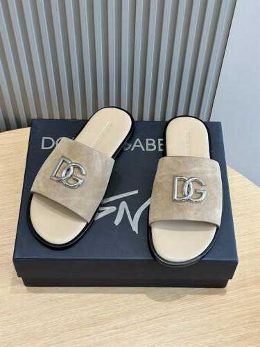 D&G 杜嘉班纳 小牛皮男士拖鞋-真皮大底作为精湛工艺和精美细节的象征，全新拖鞋点缀 DG徽标，高频工艺成就立体廓形。DG 徽标小牛皮拖鞋。进口牛皮，意大利真皮