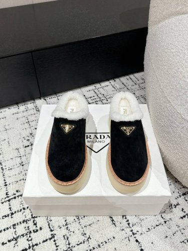 代购级 Prada普拉达 24 厚底 休闲 羊毛半拖 这款运动鞋延续经久不衰的轮廓，是新款经典单品 采用麂皮 精心制作， 提升格调 款式轻盈，搭配三角扣标志加5