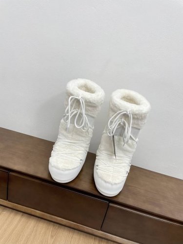 毛款高靴 顶级版本moon Boot Vs秋冬最新款复古雪地靴 时髦人都在穿moon Boot雪地靴如果你难以接受ugg的复兴那现在有一款更另类的雪地靴又杀回来