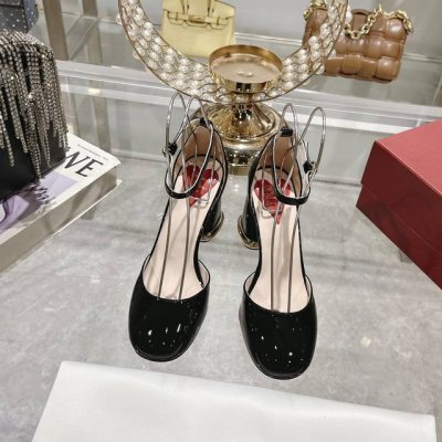 出厂 Roger Vivier 2024年秋季新款圆头漆皮中空凉鞋 “她 只可遇不可求”这是专柜现在对roger Vivier这款 Belle Vivier 最