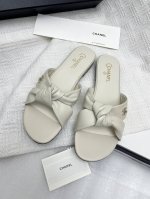 p350顶级版本Chanel 25C早春新款拖鞋 这一季的鞋子都很棒耶！上脚很舒服鞋面皮质也很软，不用担心会磨脚。 鞋面：牛皮 内里：羊皮 大底：真皮大底 si
