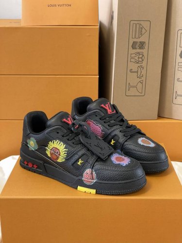 顶级版本 情侣款上线路易威登x草间弥生合作系列推出限定款LVx YK LV Trainer 运动鞋，本款款号 1ABD3E 材质于粒面牛皮革表面描绘绚烂面孔印花