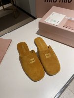 出厂价 缪缪 夏季包头半拖懒人鞋 第一眼看到这个鞋子就有种软绵绵的感觉，简单而带点复古气息随意搭配，简单的缪缪zm点缀，即好看又简单而高级 进口小羊皮 反绒牛皮