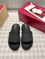Gucci厚底拖鞋系列经典老花布 丹宁牛仔布 加上G家春夏季度最新的几个面料搭配延续经典厚底凉拖必须是每年春夏最实用的单品之一。真的是复古又时髦 而且很百搭穿上