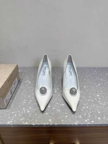 Jimmy Choo 25ss早春新款 水晶钻扣尖头 单鞋 高跟鞋 重逢惊艳 优雅邂逅 碰撞之美 时尚国外博主同款街拍推荐 造型大胆别致 满分街拍搭配钻扣 时髦