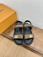 顶级版本2024 Lv春夏最新款 沙滩凉鞋鞋 硬货上新 高级感十足！国内外博主刷爆的一款，复古又时髦 上脚美炸了！ 鞋面：Lv专用特殊材质 内里 Pu水台 大底