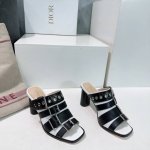 高品质出厂 ！顶级品质Dior迪奥2025春夏新款圆跟粗跟一字带罗马风扣带凉鞋系列！五金扣高跟女鞋 脚背一字带做装饰把整双鞋衬托的美不胜收 鞋面采用头层牛皮 水