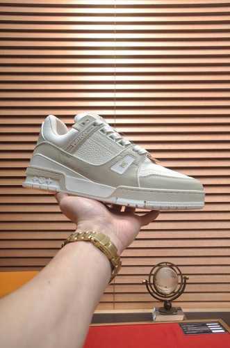 出厂价 原版开发 品质出货欢迎对比 Lv板鞋系列Lv Trainer Maxi运动鞋将成衣系列的宽松廓形引入virgilabloh笔下的lvtrainer运动鞋