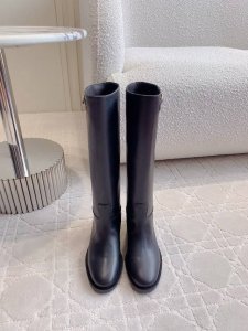 出厂价 Valentin*新款ｖ扣骑士长靴 超好穿的版型 非常修饰腿型 上脚实在泰酷辣 穿着舒适度非常高 鞋面小牛皮 内里垫脚牛皮 意大利真皮大底 尺码35-3