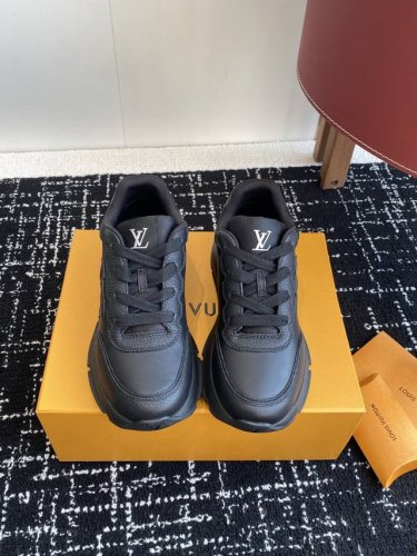 代购级 Lv 路易威登 L家驴牌 最新Classic系列 厚底 休闲 运动鞋 原版购入开发 做货 这款Classic 运动鞋于 2025 秋冬男士系列初次亮相，