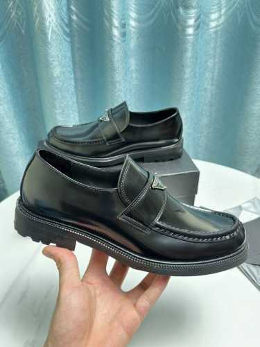 出厂价： Prada 普拉达 原版正装皮鞋 材料：鞋面原版进口牛皮， 牛皮内里， 原版大底。 码数：38-44码