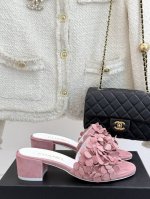 厂价 CHANE*｜小香25C春夏新品绣花球平底粗跟拖鞋颜值太美了！直击天灵盖的美！舒适且显高贵气质上脚我是真的爱了！面料采用原版定制材质内里垫脚均为羊皮意大利