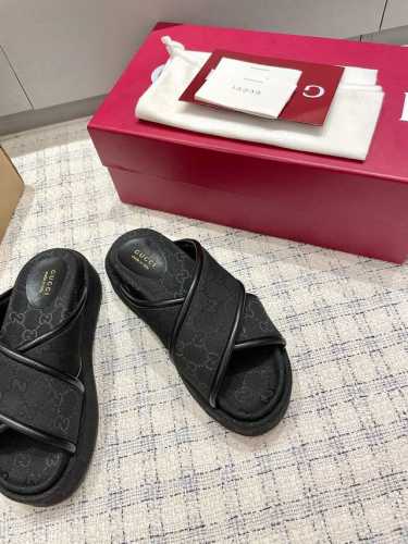 Gucci交叉厚底拖鞋系列经典老花布 丹宁牛仔布 加上G家春夏季度最新的几个面料搭配延续经典厚底凉拖必须是每年春夏最实用的单品之一。真的是复古又时髦 而且很百搭