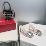 高品质出厂 ！顶级品质roger Vivier~24春夏新款rv初夏新色方扣tromette金属扣喇叭跟高跟拖鞋！融入70年代时尚元素，以微喇的曲线演绎经典风格