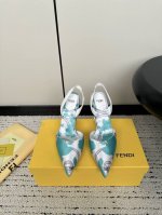 Fendi 24Ss 芬迪系列 双ff 高跟 凉鞋 采用锥形鞋头和金属踝带设计 ，鞋跟饰有金属selleria缝线及金属饰钉 互相呼应 展现出最前卫时尚舒服的设