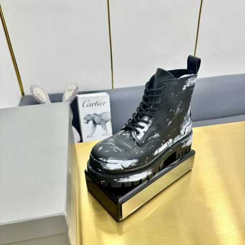 升级版大底一比一原版开模，顶级版本balenciaga巴黎世家情侣款大头马丁靴，经典开边珠黑色给整体更酷的感觉，时尚元素与经典结合、这款被无数网红、明星、时尚宠