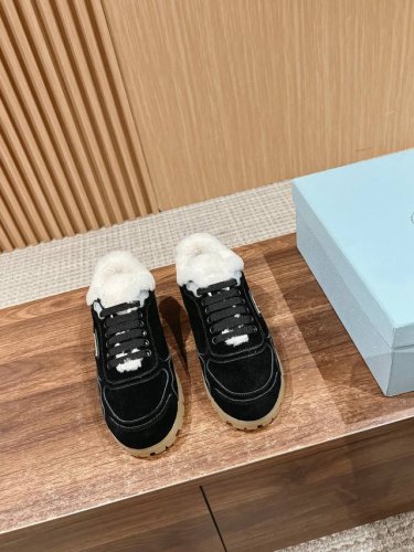 普拉达新款绒面皮革运动鞋 借鉴miumi新一季系带平底运动鞋到风头 推出属于prad味道的系带休闲平底运动鞋 整体鞋型流畅自然 高级感十足 内里柔软透气耐磨，中