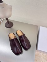 分趾拖鞋 Mm6 Maison Margiela P440 小牛皮面料 水染牛皮内里 意大利真皮组合大底 大热时尚风格 酒红色开边朱牛皮 Mm6 Maison
