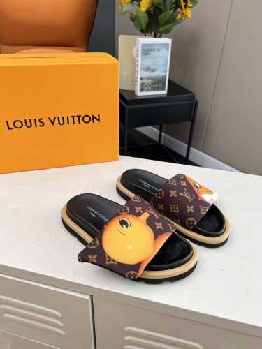lv驴牌l家 2024爆款 浮雕logo 压花 凉拖鞋 本款 ol llow comfort 平底凉拖取材科技织物，以高频压印技术重绎 monogram 图案。
