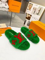 工厂直批 Louis Vuitton 新款新色加入羊毛拖鞋细毛 頂级品质纯皮毛一体直毛打造！超温暖的感觉，穿上仿佛踩在云朵上lv经典老花装饰，精致高级！让这双毛