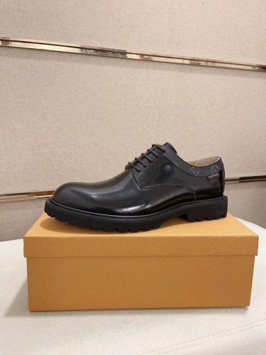 工厂价: #Louis Vuitto*新品系列ss爆款新品休闲皮鞋、头层牛皮 经历3个月改色完美蜕变、鞋面五金扣和鞋口侧饰有路易威标识、鞋垫和鞋底有品牌标识鞋面