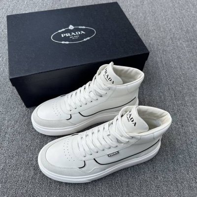 prada 普拉达 男士新款高帮皮革休闲运动鞋 这款高帮运动鞋采用光滑小牛皮鞋面，鞋头及后跟辅以绒面牛皮革细节，撞色皮革饰边，外侧饰有品牌徽章，鞋舌饰prada