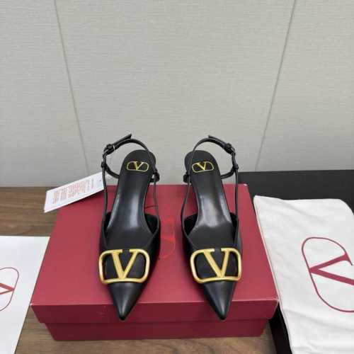 Velentino 爆款V扣猫跟后空凉鞋，真的超级火！高版本 这款凉鞋有两种跟高可以选择，如果你喜欢轻松自在的感觉，低跟款绝对是你的首选，既保持了优雅，又不会太