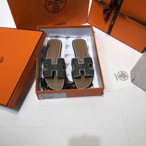顶级品质 上新hermes 2024施华洛奇碎钻系列，超闪blingbling哒，，浅粉钻。 超级有档次的一款贵妇拖鞋，绝对人手一对。 100%购入正品1：1定