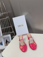 400 代购品质 迪奥Dior春夏新品跟鞋！延续D家永恒经典！这款鞋低调不失华丽 性感又不显张扬 鞋型是大家都爱的秀气款 非常非常显瘦 侧面整个弧度将脚部曲线完