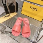 2024最新fendi芬迪系列水台拖鞋顶级上新啦 每年必备ff拖今年还加了新的水台系列，美到无法言喻绝好的穿着舒适感可是经典必备，各种风格搭配都hold的住！欢