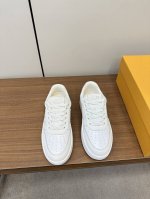 Tods 托德斯秋季新款休闲运动鞋 这款真的是太值得一提了，鞋子鞋型很好而且上脚非常轻便，整双鞋子总之非常讲究，面料也是肉眼可见的柔软细腻，好鞋要自己上脚感受！