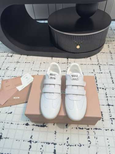 Miumiu 24Ss 秋冬新款 情侣 魔术贴 德训鞋 复古休闲鞋 最新款德训小白鞋，在找小白鞋还要复古的还要舒适的 还要那种德训鞋的可以看过来了 秋冬火爆款休