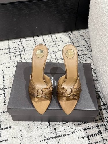 380 Saint Laurent圣罗兰 Ysl25年蛇年新款高跟鞋 无论是派对还是通勤♀，一双合适的鞋子总能让你光彩照人。今天就向大家安利这款绝美高跟凉鞋，经