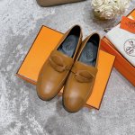 出厂价 Hermes 爱马仕21S新款kelly扣乐福鞋 新款kelly扣乐福鞋，强烈推荐你们买，前脚掌部分是宽的，所以上脚很舒服，配牛仔裤配正装都可以超级百搭