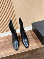 亚历山大王24秋冬新款切割异形跟短靴 中高跟 大王的独特方头设计，令这款靴散发出独特魅力，独具一格的它能为任何装扮增添摩登气息 有型的鞋头，超级有气场 洋气好看