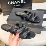 出厂价P Chanel 25C早春玛丽珍拖鞋系列 这一季的鞋子都很棒耶！ 纯黑色玛丽珍上脚很舒服鞋面皮质也很软，不用担心会磨脚。兔耳朵也好可爱，黑白拼色和黑色布