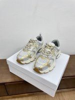 顶级版本 这款dior Vibe#迪奥运动鞋融入 Dior 的高订精神，重新诠释经典跑鞋。搭配深蓝色 Oblique 印花科技面料、网眼织物和透明橡胶镶片，打造