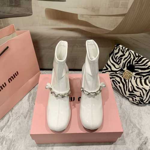 出厂： Miumiu 2024顶级专柜 秋冬新款 专柜上新 两色首发 Mm珍珠链条扣带粗跟短靴 小红书推荐 明星穿搭 原版开模 代购版本 进口皱纹漆皮 全手工珍