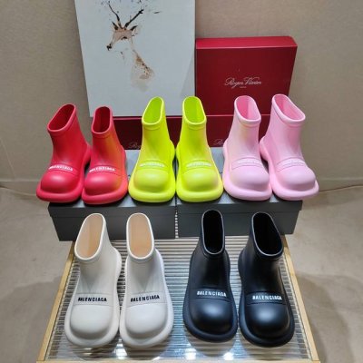 巴黎家ss秋冬新款雨靴系列娃娃头字母雨靴 这款平底在欧美街拍中出境率超高，Ins也是火了一把。 面料:开模tpu一体成型 内里:原版注塑成型 垫脚:原版注塑成型