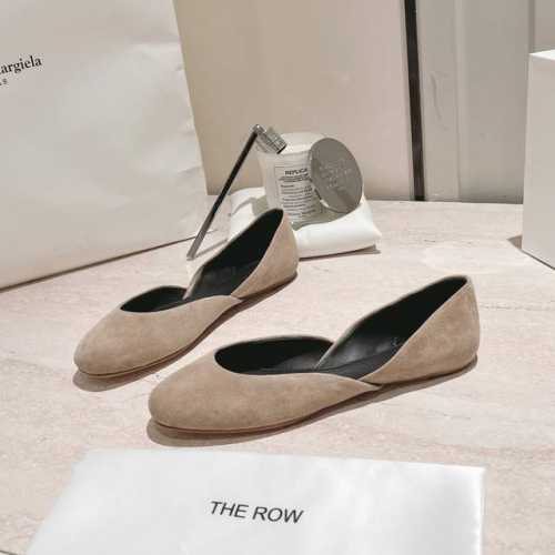 The Row 低帮平底复古穆勒单鞋 好温柔的设计 给人的感觉就是很柔软舒服 第一眼看到这个鞋子就有种软绵绵的感觉，简单而带点复古气息随意搭配都好看！这个品牌一
