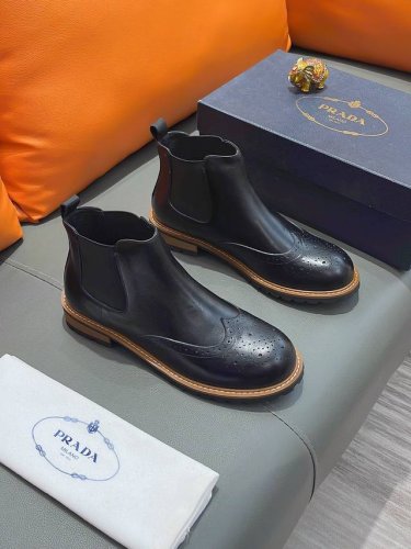 商品名称：Prada 普拉达 正规码数: 38-44 高帮鞋 商品材料：精选 牛皮鞋面，柔软羊皮垫脚，原厂特供大底。