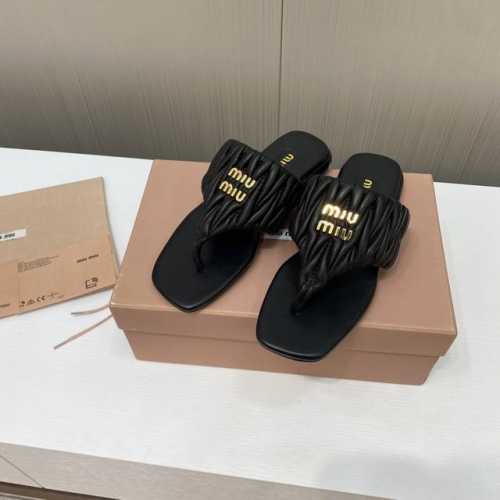 出厂价 顶级品质 Miumiu谬谬2024春夏新款柔软小羊皮皱面凉拖鞋系列 可甜可盐的喵喵女孩 褶皱的鞋面给这款凉拖增添不少少女心。 原版 1：1开发，各大明星