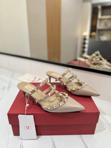 出厂价Pp： Valentino 华伦天奴铆钉 Vt经典5.0尖头拖鞋，顶级复刻！侧身弧线完美，原版开模定制不生锈铆钉 特别有质感的五金衬托出满满的高级感，带给