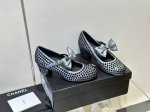 厂价 Chane*｜小香24P秋冬新品走秀 蝴蝶结水钻玛丽珍鞋 本年度最美玛丽珍鞋 无法抗拒的高级与优雅 无论是搭配牛仔裤百褶裙 还是穿去较正式场合都可以的。