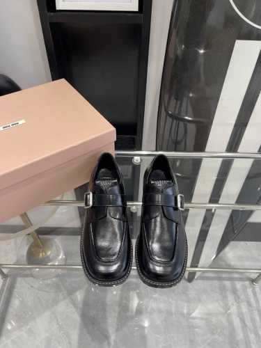 Miu Miu 24Ss 新款方头粗跟复古乐福鞋 有点复古的小姐味道 越看越喜欢 经典的黑色可爱又优雅 走路不累脚 也没有压力 侧面经典字母扣搭配 更是一绝 眼