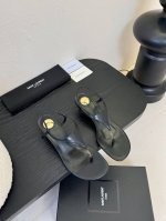 Saint Lauren* 25Ss Ysl系带绑带坡跟凉鞋 把平底鞋做的那么有韵味也只有Ysl了 它不仅代表了高贵和优雅 更是一种独特的时尚态度的象征 新款绝